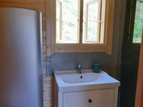 a bathroom with a sink and a window at Logement insolite Pod Lo Tchan in Fréland