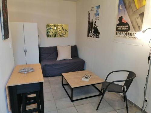 un salon avec un canapé et une table dans l'établissement S1 Logement entier tout équipé Courtenay, à Courtenay