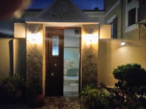 uma porta da frente de uma casa com luzes sobre ela em studio ANAIS em Galaxidi