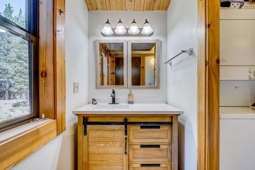 un baño con lavabo y espejo en Silver Strike Sanctuary, en Truckee