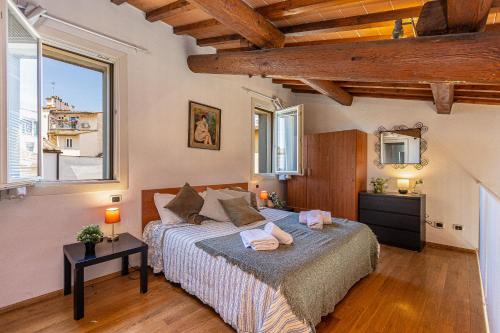 - une chambre avec un lit et une grande fenêtre dans l'établissement Palazzo Ghibellina 2 by Rental in Florence, à Florence