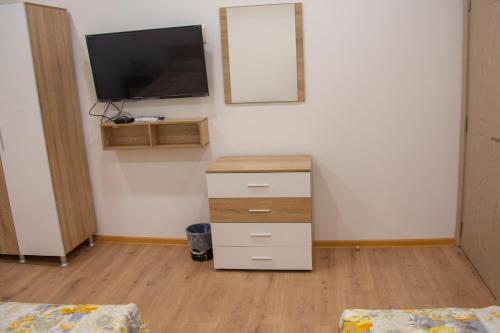 TV a/nebo společenská místnost v ubytování Панорама