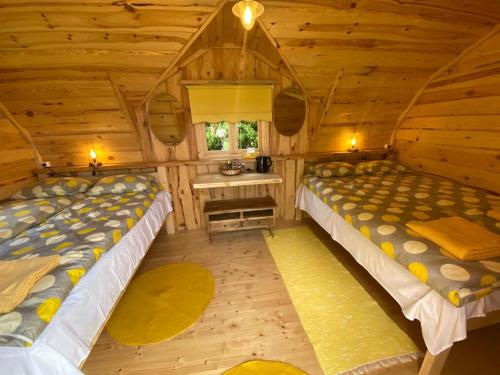 - 2 lits dans une cabane en rondins avec fenêtre dans l'établissement Neitsijärve majutus, à Otepää