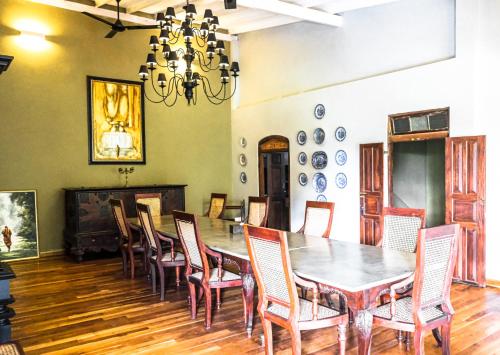 a dining room with a table and chairs at Hailsham Bungalow in Sri Jayewardenepura Kotte