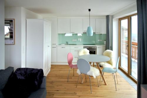 A kitchen or kitchenette at Apartment Edelweiss jetzt mit Sommercard