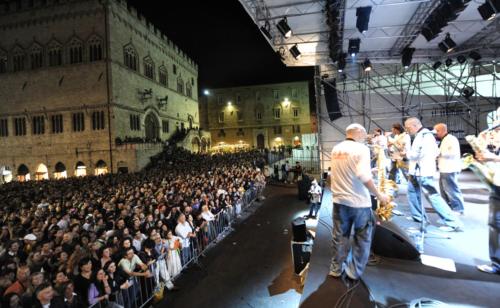 Un gruppo di persone sul palco di fronte a una folla di Azzi b&b Comfortably, in the quietness of the Perugia historical centre a Perugia