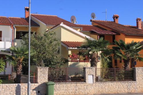 Fotografia z galérie ubytovania Apartments with a parking space Fazana - 7206 vo Fažane