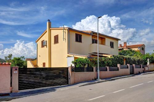 Apartments with parking space Fazana - 7207