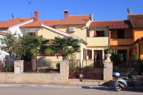 Fotografia z galérie ubytovania Apartments with a parking space Fazana - 7206 vo Fažane