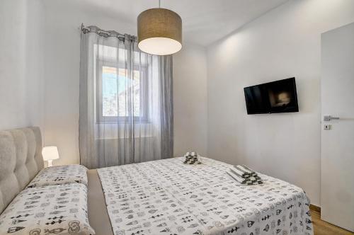 Apartments with parking space Fazana - 7207