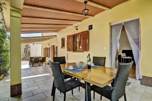 Apartments with parking space Fazana - 7207