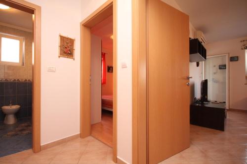 een gang met een deur die naar een slaapkamer leidt bij Apartments with a parking space Valbandon, Fazana - 7258 in Fondole