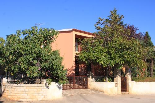 Apartments with a parking space Fazana - 7236