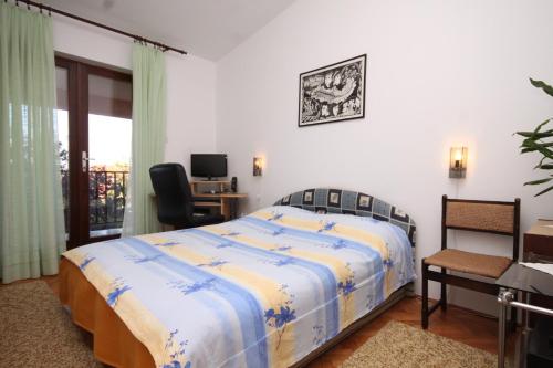 Postel nebo postele na pokoji v ubytování Apartments with a parking space Fazana - 7236