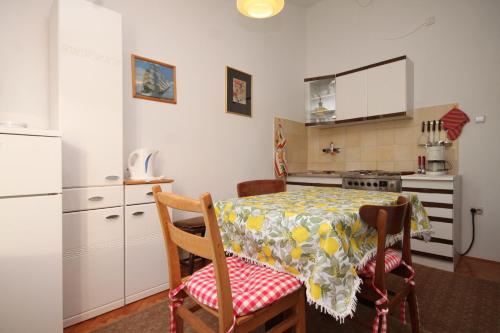 Apartments with a parking space Fazana - 7236