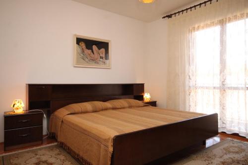 1 dormitorio con 1 cama grande y 2 ventanas en Apartments with a parking space Fazana - 7281 en Fažana