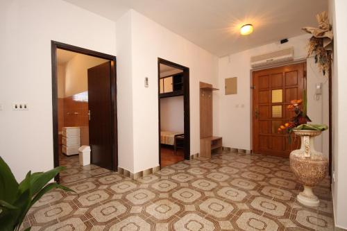 un pasillo con un jarrón en el medio de una habitación en Apartments with a parking space Fazana - 7281 en Fažana