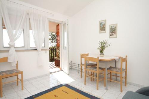 a kitchen and dining room with a table and chairs at Apartments with a parking space Liznjan, Medulin - 7224 in Ližnjan