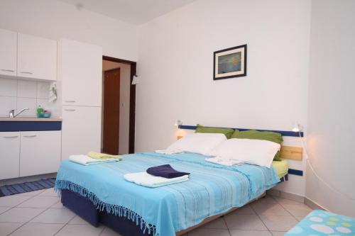 Apartments with parking space Fazana - 7234