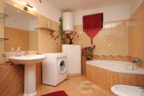 Bilik mandi di Apartments for families with children Fazana - 7255