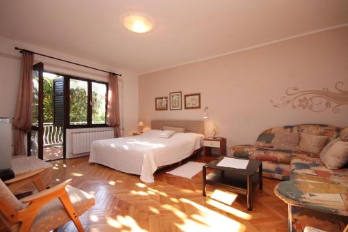 - une chambre avec un lit et un canapé dans l'établissement Apartments with a parking space Fazana - 7283, à Fažana