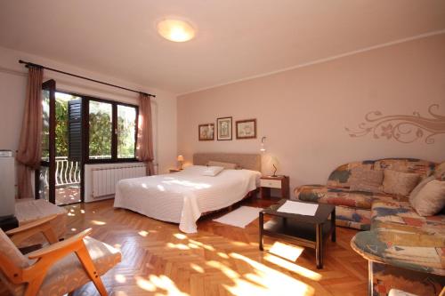 Apartments with a parking space Fazana - 7283