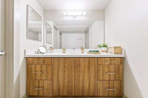 a bathroom with a sink and a large mirror at Beautiful Beachside Apartment With Marina View in Los Angeles