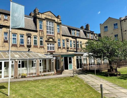 un edificio con una bandera delante de él en Endsleigh Park en Hull