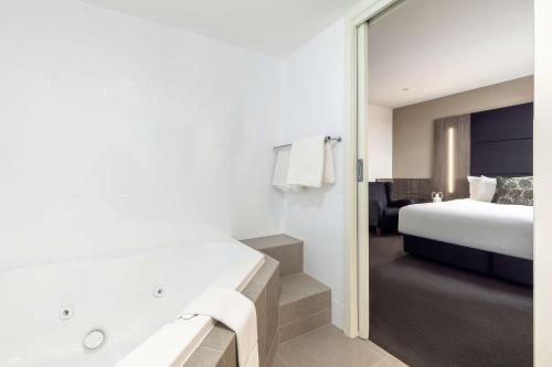 Postel nebo postele na pokoji v ubytování Rydges South Park Adelaide