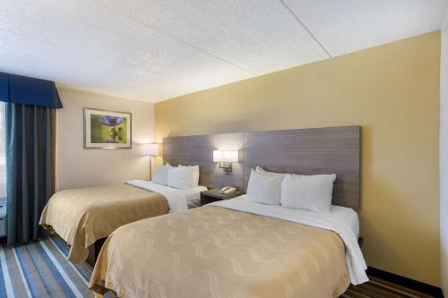 Habitación de hotel con 2 camas y ventana en Quality Inn Central en Albany