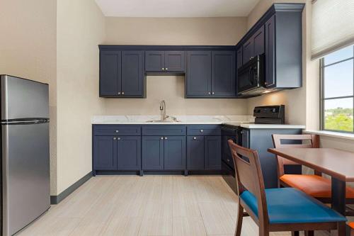 Kuchyň nebo kuchyňský kout v ubytování Days Inn & Suites by Wyndham Greater Tomball