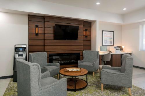 ColfaxにあるBest Western Colfaxの椅子と暖炉のあるリビングルーム