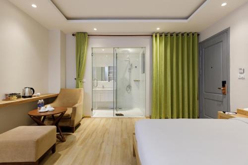 a hotel room with a bed and a shower at Super OYO Capital O 1169 Le Grand Hanoi Hotel - The Charm in Hanoi