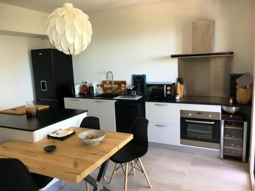 Kuchyňa alebo kuchynka v ubytovaní Appartement moderne à Bastia de 57 m² avec vue mer exclusive