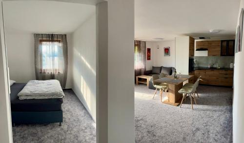 ein Schlafzimmer und ein Wohnzimmer mit einem Bett und einem Tisch in der Unterkunft 659 apartments in Vinné