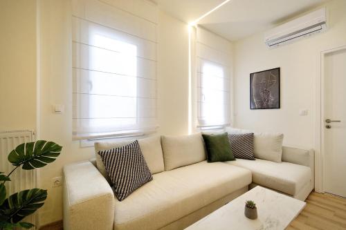 un soggiorno bianco con divano e tavolo di Eos Residence ad Atene