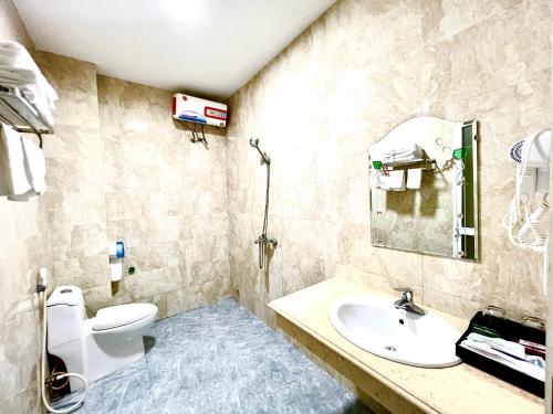 a bathroom with a toilet and a sink at Khách sạn Ngọc Hà in Lao Cai
