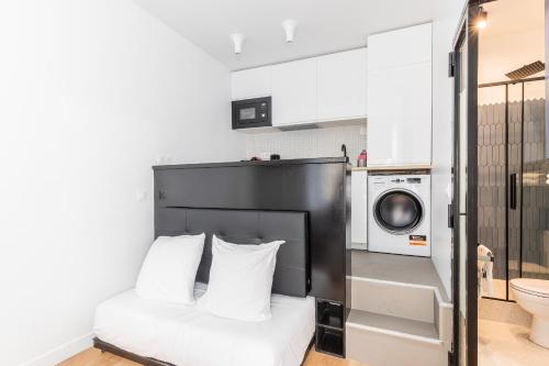 - une chambre avec un lit et un lave-linge dans l'établissement Studio 2Pers#Les Halles#Etienne Marcel#AC, à Paris