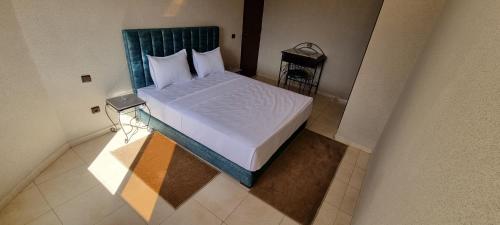 Cette chambre offre une vue de tête sur un lit. dans l'établissement Hotel Beach Club la Perle, à El Jadida