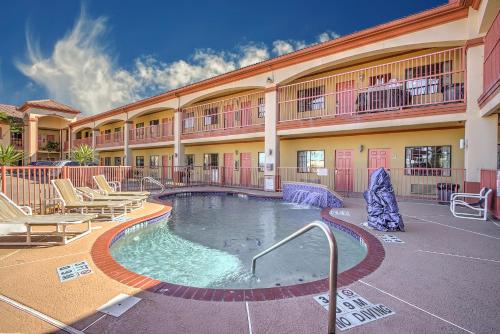 a hotel with a swimming pool in a courtyard at Casa Rosa Inn in Port Isabel