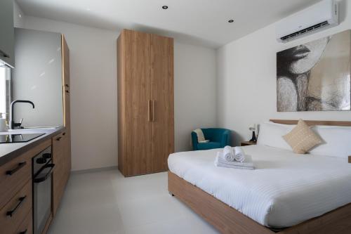 Habitación de hotel con cama y lavabo en Marina Studios, en Cospicua