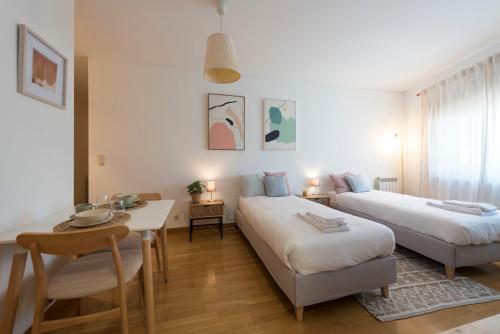 En eller flere senge i et værelse på Boavista Boho Apartment w/ Garage