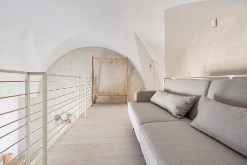 un soggiorno con divano e una scala di Palma Residence Salento a San Foca