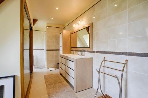 une salle de bain avec un lavabo et un miroir dans l'établissement Home Suite Home avec Piscine centre Deauville 5BR/10P, à Deauville