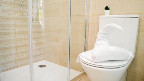 uma casa de banho com um WC e um chuveiro em Apartamentos Romana Playa 203 em Marbella