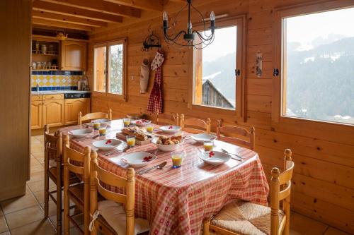 une salle à manger avec une table sur laquelle se trouve de la nourriture dans l'établissement Chalet Hibou, aux Gets