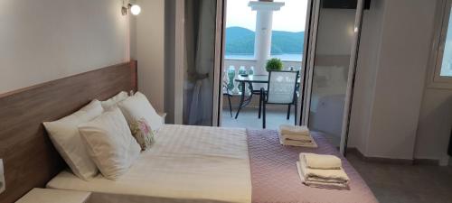 ein Schlafzimmer mit einem Bett mit zwei Handtüchern darauf in der Unterkunft Charoula's Apartments in Syvota