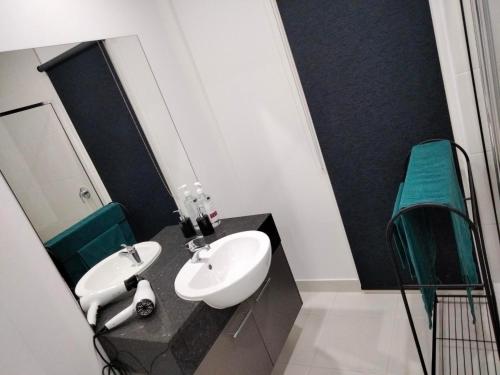 Modern and cosey 4 bedroom house walk to beachにあるバスルーム