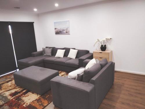 Modern and cosey 4 bedroom house walk to beachにあるシーティングエリア