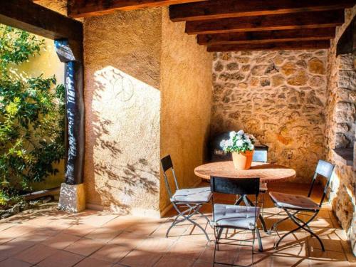 una mesa y sillas en un patio en Casa Rural LA LAVANDA Lugar de ensueño en la Alcarria en El Olivar